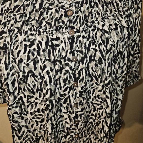 Womans Short Sleeve Button Down Blouse - Picture 4 of 10
